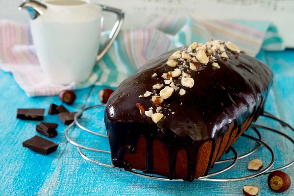 Домашний шоколадный торт с шоколадной глазурью и орехами — стоковое фото