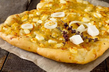 Focaccia peynir ve ahşap bir masa üzerinde karamelize soğan ile