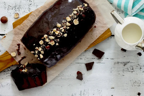 Pastel de chocolate casero con glaseado de chocolate y nueces —  Fotos de Stock