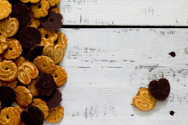 Beyaz ahşap bir masa üzerinde çikolata sır ile tanımlama