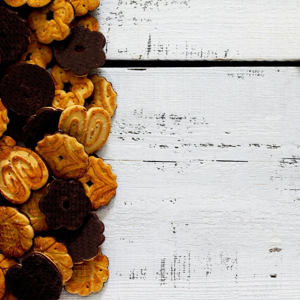 Beyaz ahşap bir masa üzerinde çikolata sır ile tanımlama