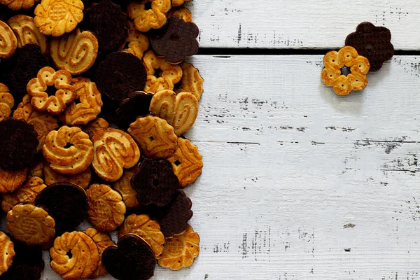 Cookie-kat a fehér fa tábla csokoládé máz — Stock Fotó
