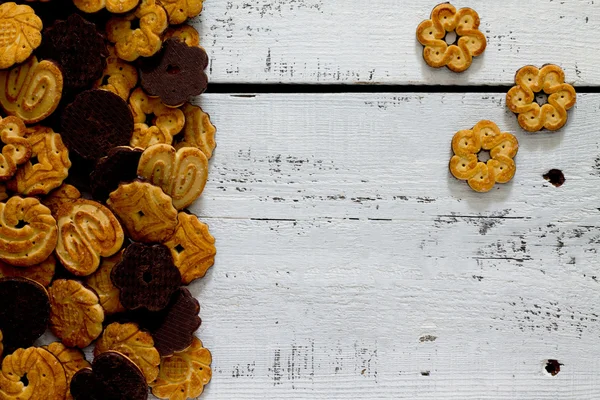 Beyaz ahşap bir masa üzerinde çikolata sır ile tanımlama