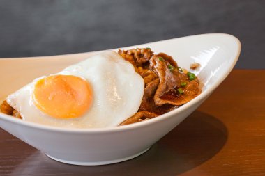 Kore yemeği baharatlı Barbekü sığır kızarmış yumurta ve pirinç