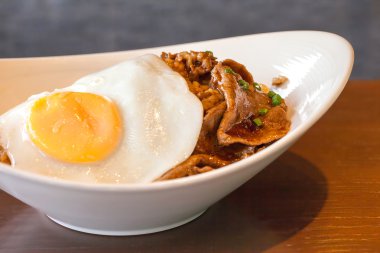 Kore yemeği baharatlı Barbekü sığır kızarmış yumurta ve pirinç