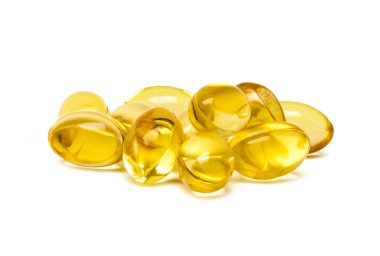 Beyaz arkaplanda balık yağı kapsülleri izole
