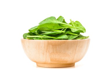 Beyaz arka plan üzerinde izole ahşap kase ıspanak yaprağı