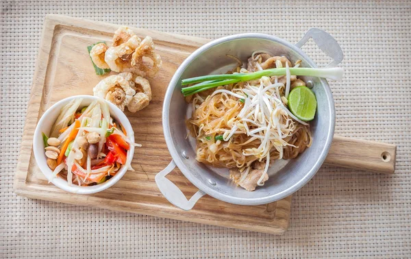 Thai food, fried noodles Thai style with papaya salad — Stock Photo, Image