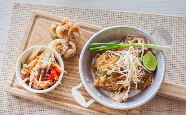 Thailändisches Essen, gebratene Nudeln auf thailändische Art mit Papayasalat — Stockfoto