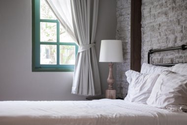 Beyaz yastık ve battaniye sabah Parlatıcı yatakta var