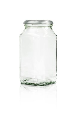 Gümüş kap beyaz arka plan üzerinde izole net cam şişe