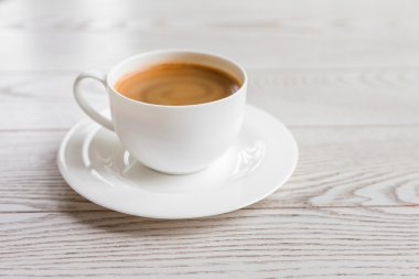 antika ahşap masa üzerinde beyaz fincan sıcak kahve