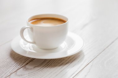 antika ahşap masa üzerinde beyaz fincan sıcak kahve