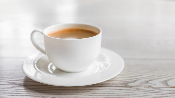 Gorąca kawa w biały cup rocznika drewniany stół — Zdjęcie stockowe