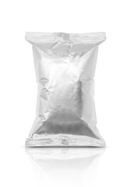 Beyaz arka plan üzerinde izole boş ambalaj folyo çerez kesesi