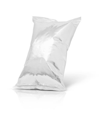 Beyaz arka plan üzerinde izole boş ambalaj folyo çerez kesesi