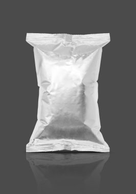 gri arka plan üzerinde izole boş ambalaj folyo çerez kesesi