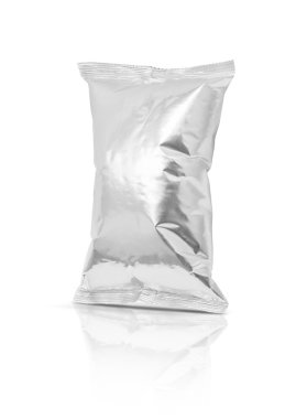 Beyaz arka plan üzerinde izole boş ambalaj folyo çerez kesesi