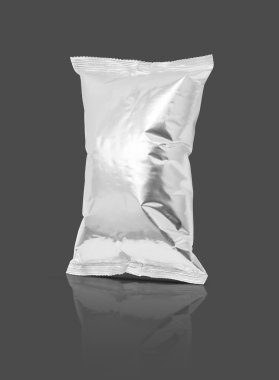 gri arka plan üzerinde izole boş ambalaj folyo çerez kesesi