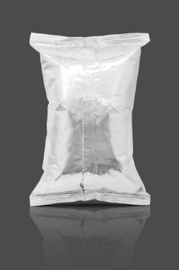 gri arka plan üzerinde izole boş ambalaj folyo çerez kesesi