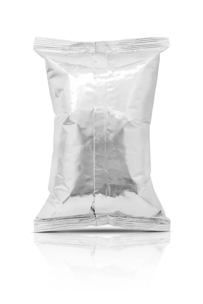 Imballaggio in bianco sacchetto snack foglio isolato su sfondo bianco — Foto Stock