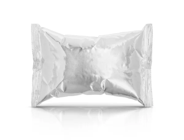 Порожня упаковка фольги закусочної сумки ізольовані на білому тлі — стокове фото
