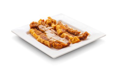 gevrek domuz eti dilim beyaz arka plan üzerinde izole çanak üzerinde