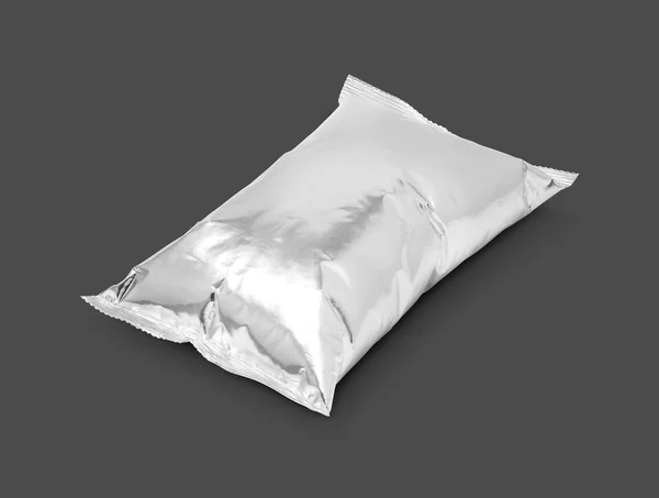 Bolsa de bocadillo de papel de embalaje en blanco aislada sobre fondo gris — Foto de Stock