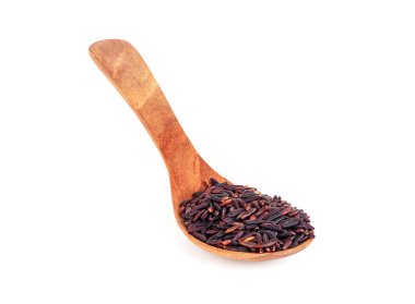 pirinç berry de tahta kaşık beyaz arka plan üzerinde izole