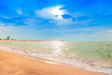 Sakinlik bulutlu mavi gökyüzü ile deniz kenarındaki güzel