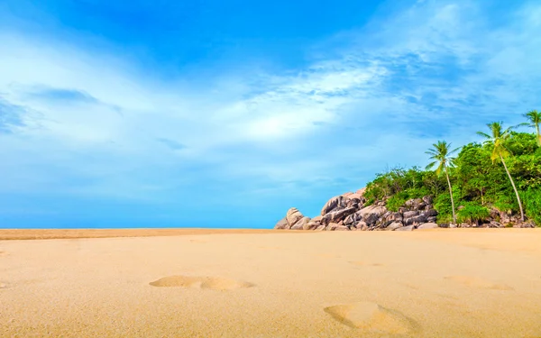 Calma hermosa playa con cielo azul nublado — Foto de Stock