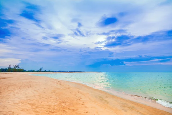 Calma bella spiaggia con cielo azzurro nuvoloso — Foto Stock