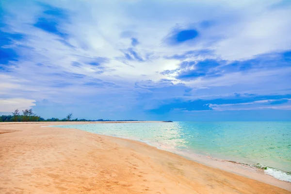 Calme beau bord de mer avec ciel bleu nuageux — Photo