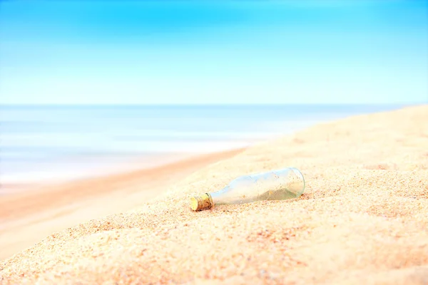 Bouteille en verre sur la plage — Photo