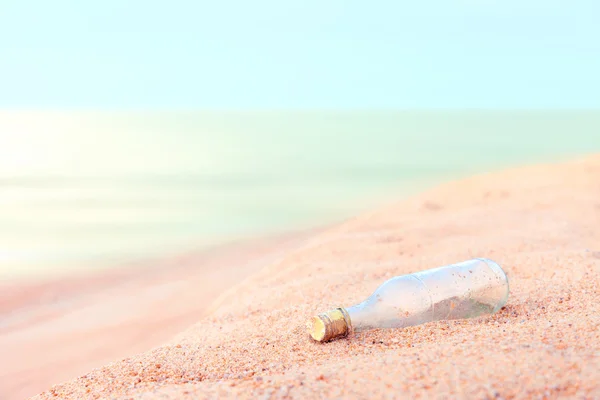Bouteille en verre sur la plage — Photo