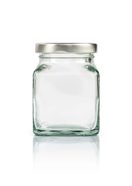 Чистая стеклянная бутылка с серебряной крышкой на белом фоне — стоковое фото