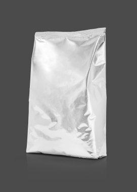 gri arka plan üzerinde izole boş ambalaj alüminyum folyo kese