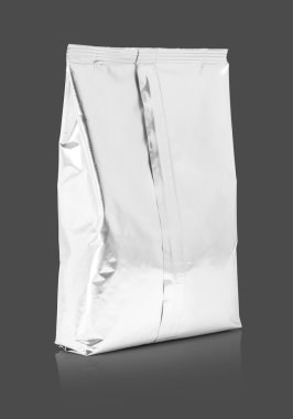 gri arka plan üzerinde izole boş ambalaj alüminyum folyo kese