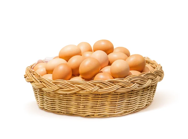 Ovos de galinha frescos em cesta isolada sobre fundo branco — Fotografia de Stock