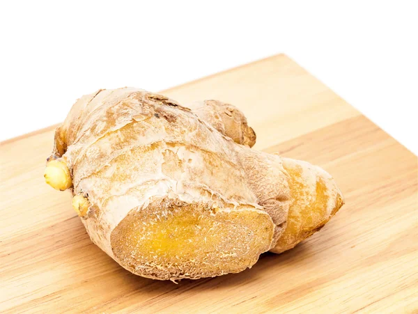 Ginger segar di piring kayu terisolasi dalam latar belakang putih — Stok Foto