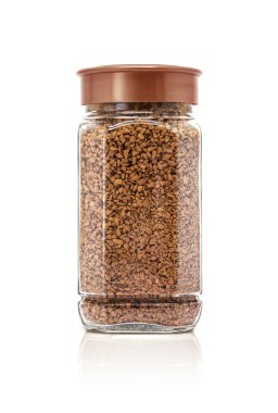 cam şişe ambalajı üzerinde beyaz izole freeze kurutulmuş kahve 