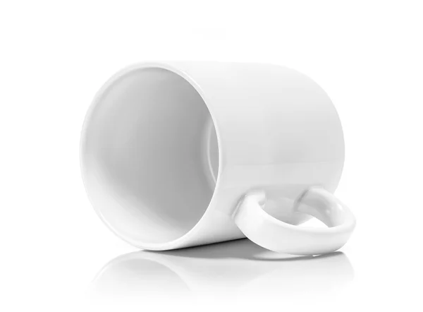 Caneca de cerâmica branca isolada sobre fundo branco — Fotografia de Stock