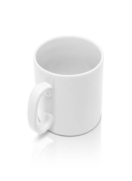 Caneca de cerâmica branca isolada sobre fundo branco — Fotografia de Stock