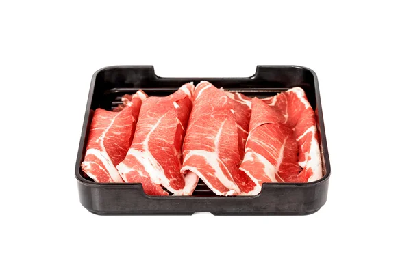 흰색 배경에 고립 된 트레이에 쇠고기 슬라이스 — 스톡 사진