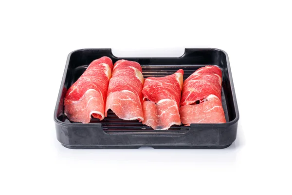 Carne cortada em bandeja isolada sobre fundo branco — Fotografia de Stock