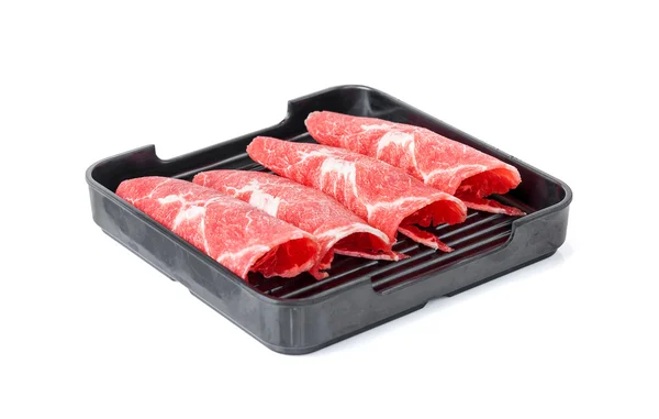 흰색 배경에 고립 된 트레이에 쇠고기 슬라이스 — 스톡 사진