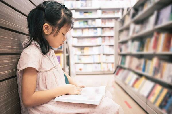 Азиатская Милая Девочка Лет Читает Книгу Публичной Библиотеке Серьезным Настроением — стоковое фото