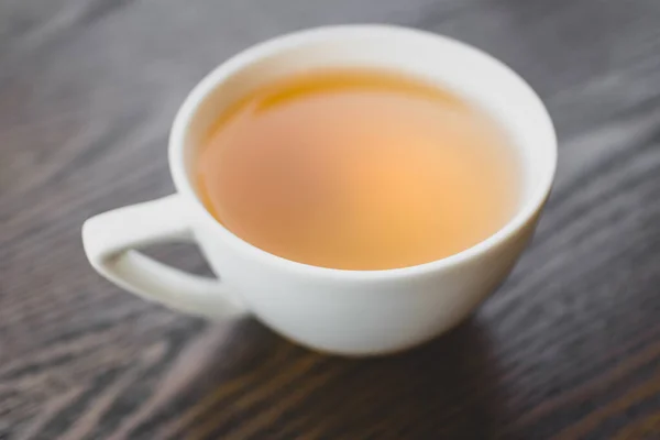 老式木桌上的白瓷杯热茶 有选择重点 — 图库照片