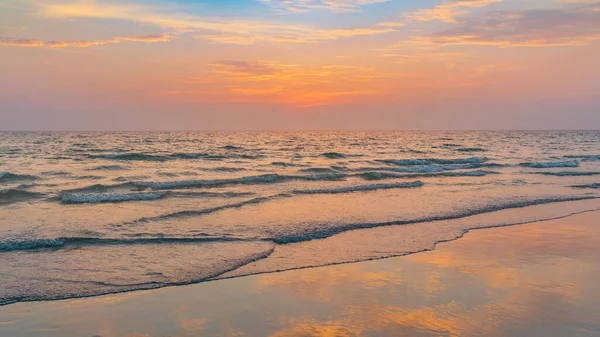 Belo Pôr Sol Calma Mar Com Praia Reflexão Sem Pessoas — Fotografia de Stock