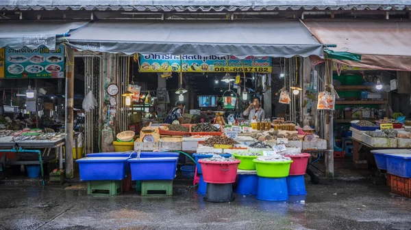 ラヨーン 2021年1月2日 ラヨーン県サメッド島へフェリーで朝の新鮮な魚介類市場 — ストック写真
